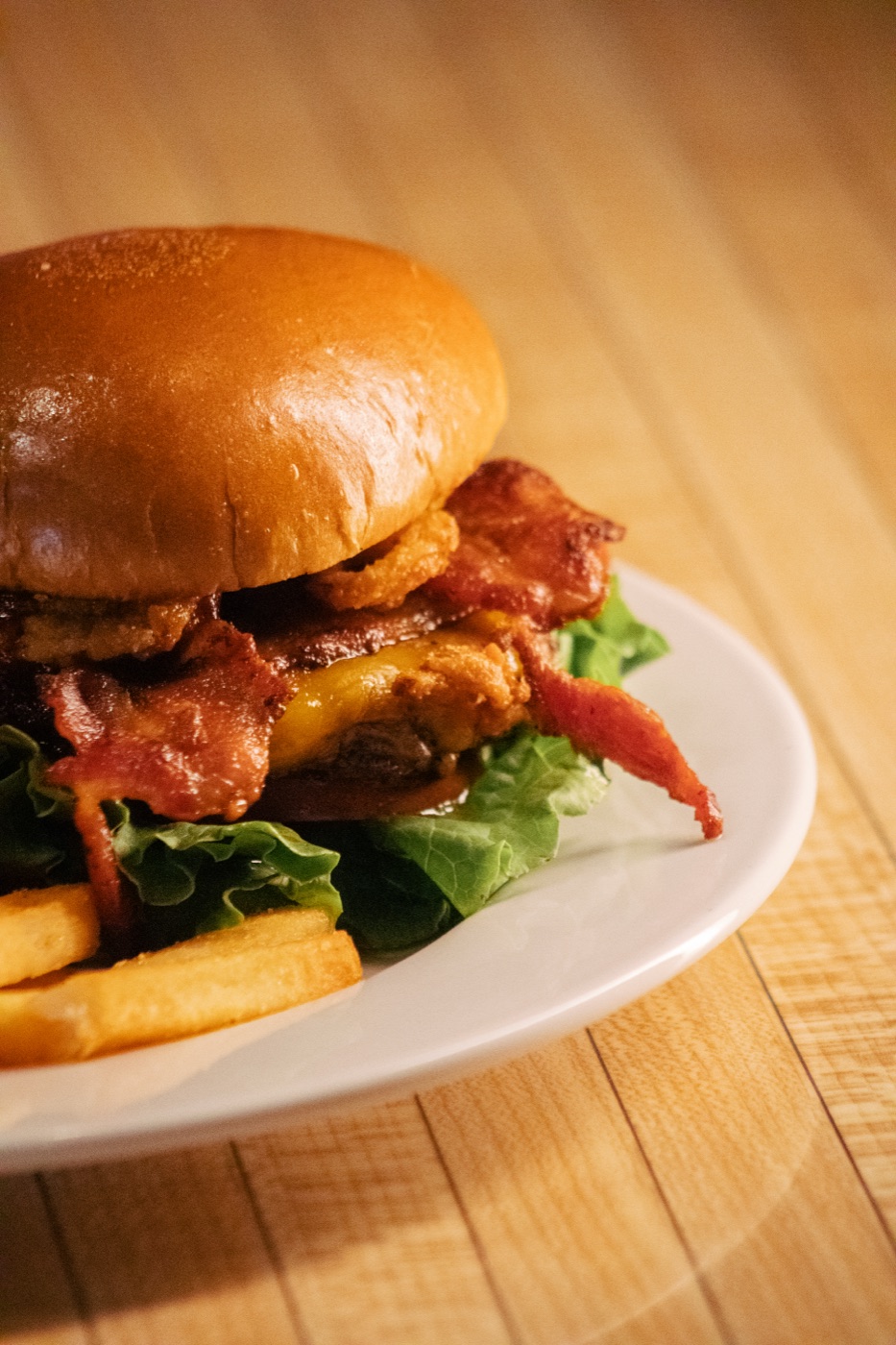Bacon cheeseburger with fries